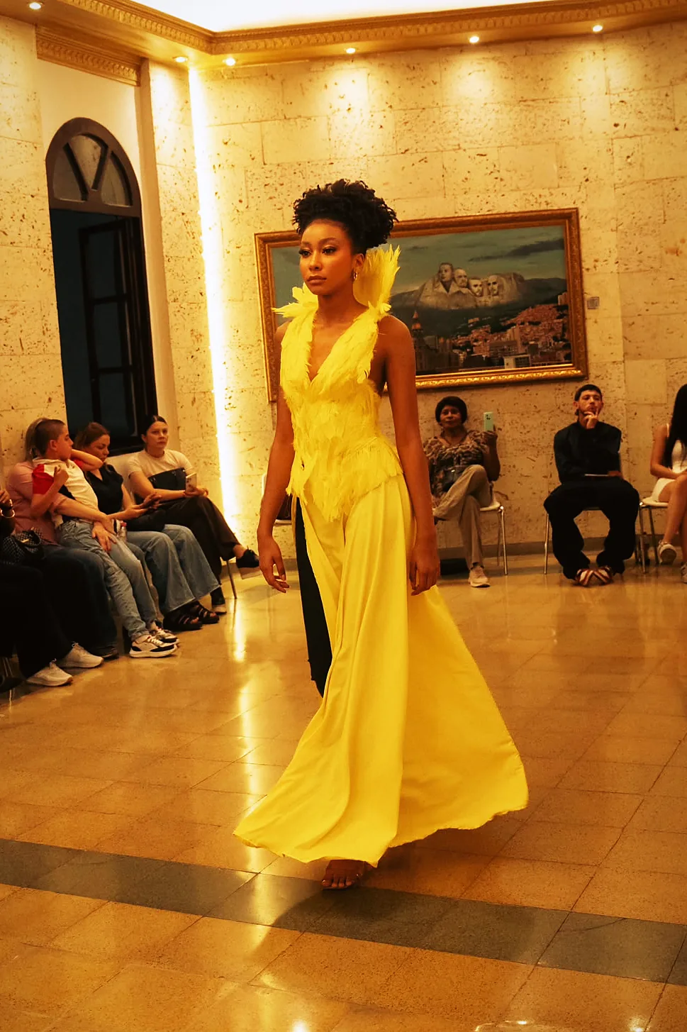 Salida 06: vestido columna amarillo canario con panel negro al frente.