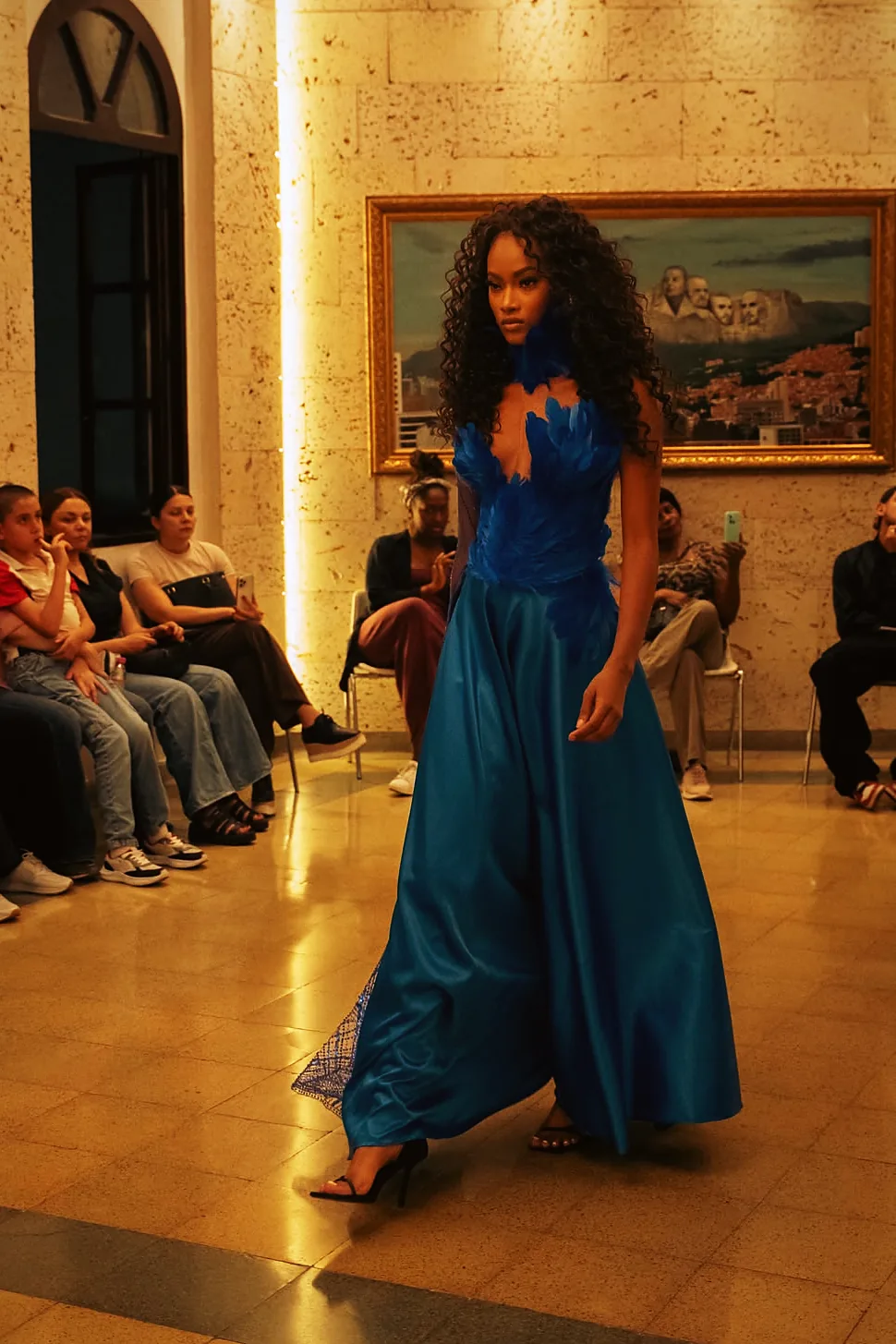 Salida 02: el vestido cobalto de frente, con el corpiño fruncido sobre el hombro.