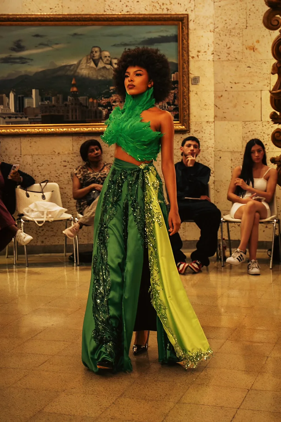 Salida 03: corpiño halter esmeralda con falda verde y chartreuse bordada en lentejuela.