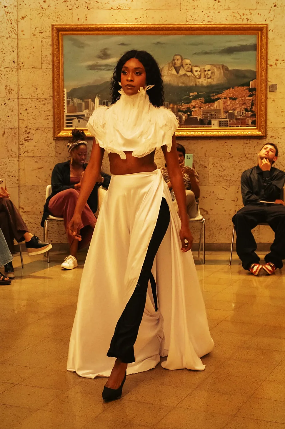 Salida 09: vestido de seda marfil con cuello alto y panel negro al frente.