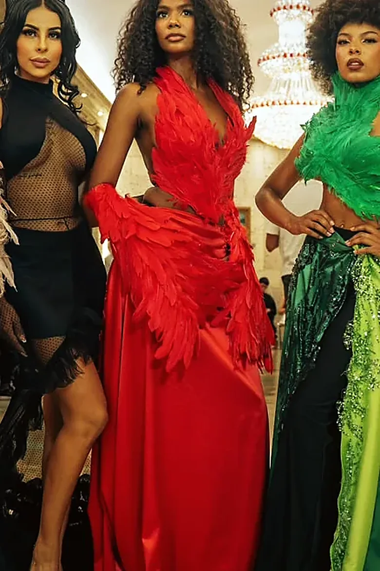 Salida 05: vestido escarlata con plumas rojas aplicadas sobre el corpiño y la cadera.